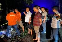 Petugas Polres Lamongan bersama tim Inafis mengevakuasi jenazah terbakar yang ditemukan di kawasan hutan RPH Perhutani Tanjung Wetan, Kecamatan Ngimbang, Lamongan, Senin (3/11/2025) malam. (Foto Dok Ho/RadarBangsa.co.id)