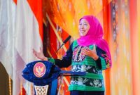Gubernur Khofifah Indar Parawansa berbicara dalam forum Misi Dagang dan Investasi Jawa Timur–NTT di Kupang. (Foto Dok Ho/RadarBangsa.co.id)