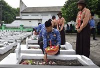 Sekda Kabupaten Pasuruan, Yudha Triwidya Sasongko, memimpin upacara ziarah dan tabur bunga dalam rangka HUT KORPRI ke-54 di TMP Bangil. (Foto Dok Ho/RadarBangsa.co.id)