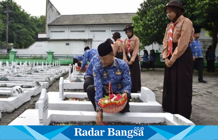 Sekda Kabupaten Pasuruan, Yudha Triwidya Sasongko, memimpin upacara ziarah dan tabur bunga dalam rangka HUT KORPRI ke-54 di TMP Bangil. (Foto Dok Ho/RadarBangsa.co.id)
