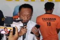 Polisi menunjukkan barang bukti pembunuhan bermotif asmara di Pamekasan. (Foto Dok Ho/RadarBangsa.co.id)