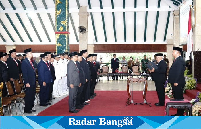 Bupati Malang Drs. H. M. Sanusi, M. M., bersama pejabat dan tokoh penting saat melaksanakan pelantikan lebih dari 150 pejabat di Kabupaten Malang. (Foto Dok Ho/RadarBangsa.co.id)