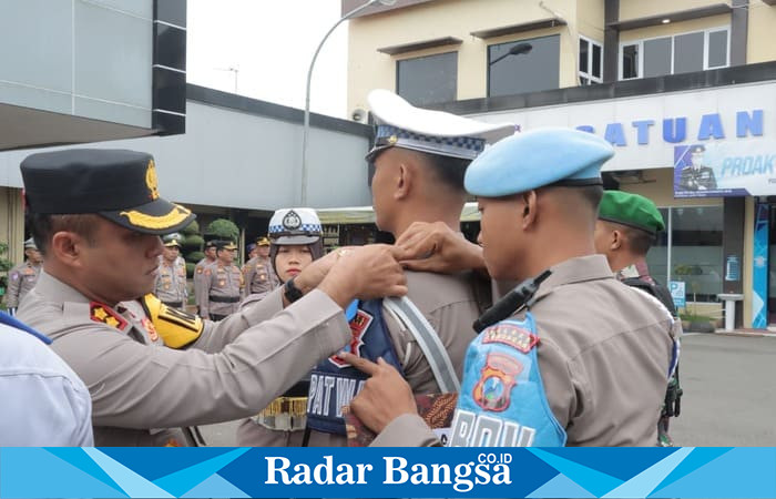 Kapolres Lamongan AKBP Agus Dwi Suryanto menyematkan pita operasi kepada perwakilan personel sebagai tanda dimulainya Operasi Zebra Semeru 2025 di Mapolres Lamongan. (Foto Dok Ho/RadarBangsa.co.id) 