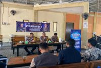 Petugas Satlantas Polres Lamongan memberikan penyuluhan keselamatan berkendara dalam kegiatan Jumat Curhat di Hutan Kota Caffe Lamongan. (Foto Dok Ho/RadarBangsa.co.id)