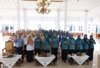 Wakil Ketua TP PKK Kabupaten Pasuruan, Ny. Temi Yudha Triwidya Sasongko, bersama pengurus PKK saat membuka Sosialisasi Gerakan Selamatkan Pangan di Pendopo Nyawiji Ngesti Wenganing Gusti, Rabu (5/11/2025). (Foto Dok Ho/RadarBangsa.co.id)