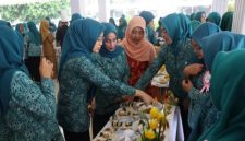 Ketua TP PKK Kabupaten Pasuruan menghadiri dan meninjau langsung proses peserta menata menu sehat berbahan pangan lokal dalam Lomba Cipta Menu B2SA Kabupaten Pasuruan. (Foto Dok Ho/RadarBangsa.co.id) 
