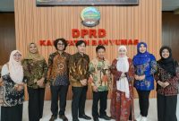 Pejabat DPD RI foto bersama  dengan DPRD terkait rencana pemekaran Provinsi Banyumasan. (Dok Foto Ho/RadarBangsa.co.id)