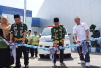 Wakil Bupati Pasuruan, Shobih Asrori, menerima secara simbolis satu unit mobil ambulans dari Senior Factory Manager PT Tirta Freshindo Jaya, Augustinus Yudo Widodo, di Desa Kurung, Kecamatan Kejayan, Kamis (6/11/2025). (Foto Dok Ho/RadarBangsa.co.id)