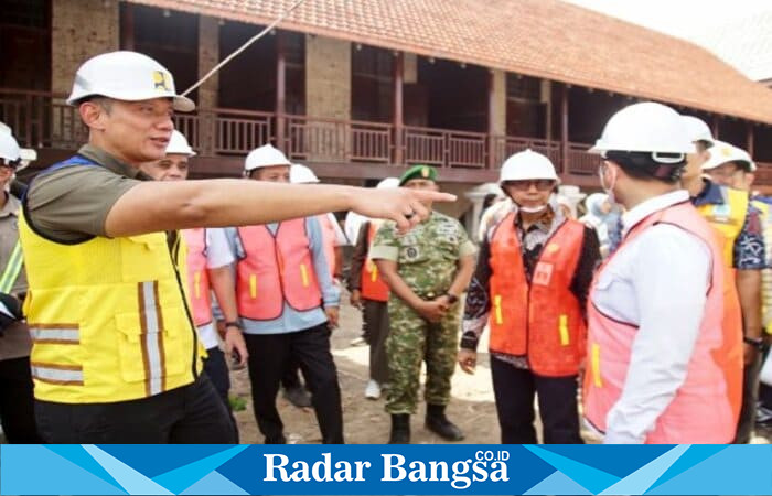 Menko Bidang Infrastruktur dan Pembangunan Kewilayahan Agus Harimurti Yudhoyono (AHY) meninjau progres revitalisasi Pasar Induk Banyuwangi, Jumat (31/10/2025). (Foto Dok Ho/RadarBangsa.co.id)