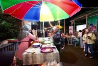Suasana Pasar Seni dan Jajanan Tradisional Jadoel di Licin, Banyuwangi, yang memadukan kuliner lokal dan pertunjukan seni tradisional. (Foto Dok Ho/RadarBangsa.co.id)