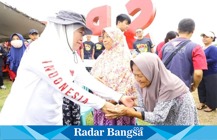 Gubernur Khofifah Indar Parawansa Serahkan Bantuan Sosial untuk Warga (Foto Dok Ho/RadarBangsa.co.id)