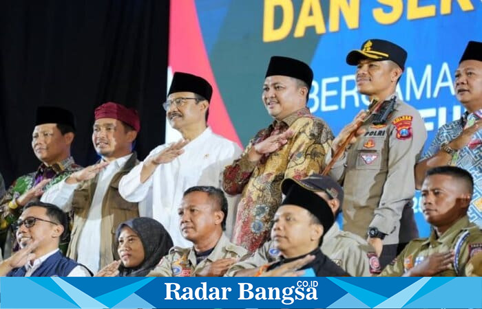 Menteri Sosial Gus Ipul berpose bersama para pendamping Sekolah Rakyat dalam agenda dialog di Kota Pasuruan. (Foto Dok Ho/RadarBangsa.co.id)