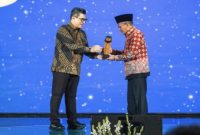 Wakil Bupati Pasuruan, Shobih Asrori, menerima Anugerah Program Ekonomi Terpuji detikJatim Awards 2025 dari Direktur Utama detikcom, Abdul Aziz, dalam malam penganugerahan di Hotel Grand Mercure Malang, Rabu (5/11/2025). (Foto Dok Ho/RadarBangsa.co.id)