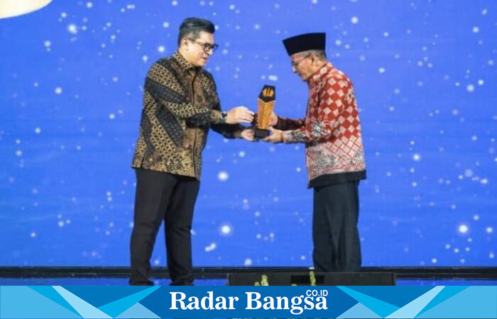 Wakil Bupati Pasuruan, Shobih Asrori, menerima Anugerah Program Ekonomi Terpuji detikJatim Awards 2025 dari Direktur Utama detikcom, Abdul Aziz, dalam malam penganugerahan di Hotel Grand Mercure Malang, Rabu (5/11/2025). (Foto Dok Ho/RadarBangsa.co.id)