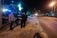 Petugas Polsek Tikung melakukan patroli Blue Light di jalur perbatasan Tikung–Sarirejo, Lamongan, Minggu (16/11/2025) malam  (Foto Dok Ho/RadarBangsa.co.id)