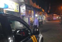 Aiptu I Ketut GB melakukan patroli dialogis malam untuk menjaga keamanan ruko Bakalan Pule. (Foto Dok Ho/RadarBangsa.co.id)