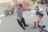 Petugas Polsek Tikung berdialog dengan warga dalam patroli harkamtibmas di wilayah Kecamatan Tikung. (Foto Dok Ho/RadarBangsa.co.id)