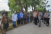 Personel Polres Lamongan, TNI, dan Satpol PP siap memantau proses pembongkaran cungkup di TPU Dusun Rangkah, Turi. (Foto Dok Ho/RadarBangsa.co.id)