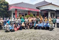 Petugas Puskesmas Sananwetan saat foto bersama di Kelurahan Karangtengah. (Foto Dok Ho/RadarBangsa.co.id)