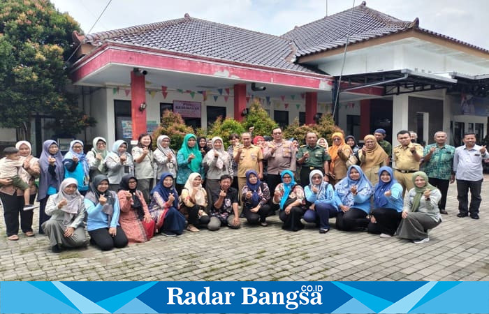 Petugas Puskesmas Sananwetan saat foto bersama di Kelurahan Karangtengah. (Foto Dok Ho/RadarBangsa.co.id)