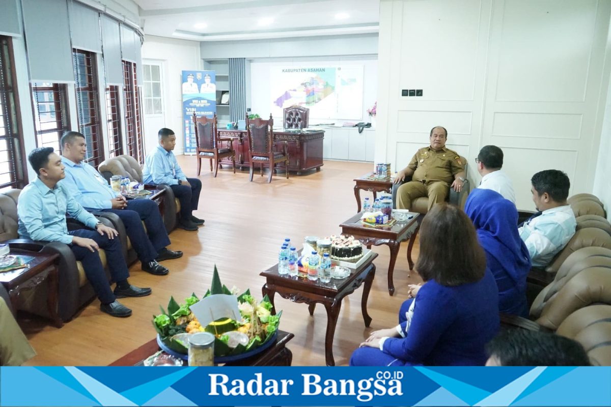 Bupati Asahan bersama jajaran PT Bank Sumut Cabang Kisaran pada peringatan HUT ke-64 Bank Sumut di Kisaran. Acara tersebut mempertegas sinergi pengelolaan keuangan dan penguatan ekonomi daerah. (Foto: Istimewa)