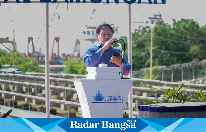 Kepala manajemen PT DOK Pantai Lamongan saat menyampaikan sambutan pada peresmian fasilitas energi terbarukan di kawasan industri maritim Paciran. (Foto Dok Ho/RadarBangsa.co.id)