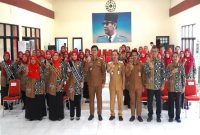 Wali Kota Blitar Syauqul Muhibbin bersama Bunda PAUD Kota Blitar Khariza Rizki Umami saat pengukuhan Bunda PAUD se-Kota Blitar di Aula Dinas Pendidikan, Selasa (11/11/2025). (Foto Dok Ho/RadarBangsa.co.id)