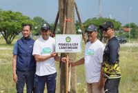 Ketua DPD LDII Kabupaten Lamongan, Drs. Agus Yudi, bersama Ketua Pemuda LDII Lamongan, Alkhayawan Nurhuda, anggota Komisi VI DPR RI Ahmad Labib, dan pengusaha muda pemilik Ababil Group, H. Ahmad Sandy, menanam pohon pule di Lapangan Gajah Mada Lamongan, Minggu (2/11/2025). (Foto Dok Ho/RadarBangsa.co.id)