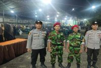 Anggota Polsek Tikung bersama personel Kokam berjaga di area pengamanan acara Milad Muhammadiyah ke-113 di Pengumbulanadi, Tikung, Lamongan. (Foto Dok Ho/RadarBangsa.co.id) 