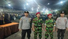 Anggota Polsek Tikung bersama personel Kokam berjaga di area pengamanan acara Milad Muhammadiyah ke-113 di Pengumbulanadi, Tikung, Lamongan. (Foto Dok Ho/RadarBangsa.co.id)