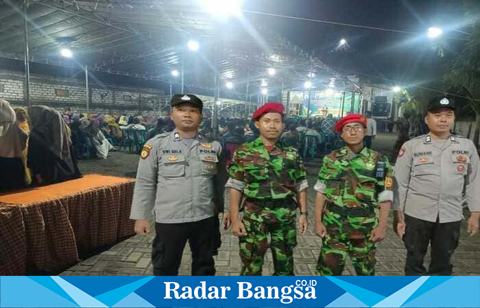 Anggota Polsek Tikung bersama personel Kokam berjaga di area pengamanan acara Milad Muhammadiyah ke-113 di Pengumbulanadi, Tikung, Lamongan. (Foto Dok Ho/RadarBangsa.co.id) 