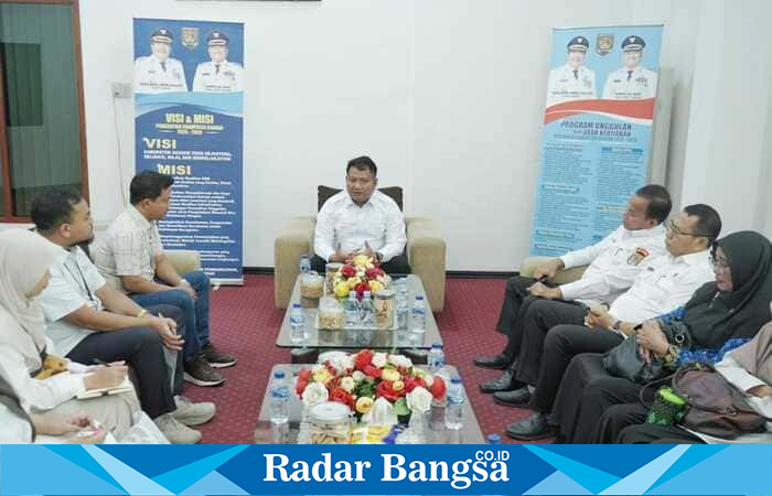 Tim Bappenas bersama Pemkab Asahan memantau pelaksanaan HET beras dalam kunjungan resmi di Kisaran. (Foto Dok Ho/RadarBangsa.co.id)