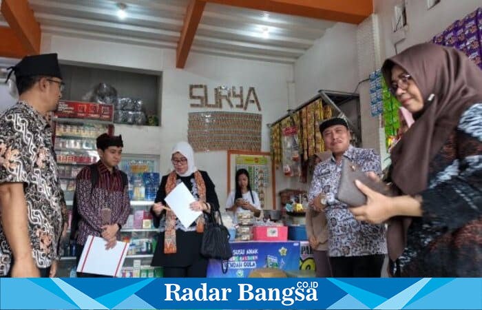 Tim penilai IGA berbincang dengan Bupati Ipuk Fiestiandani saat kunjungan lapangan. (Foto Dok Ho/RadarBangsa.co.id)