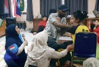 Pelatih asal India mempraktikkan teknik fisioterapi kepada peserta pelatihan di Banyuwangi. (Foto Dok Ho/RadarBangsa.co.id)