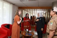 Bupati Banyuwangi Ipuk Fiestiandani berbincang dengan Direktur Program Perkins Asia Pasifik Ami Tango Limketkai di Pendopo Sabha Swagata Blambangan, Banyuwangi, Senin (2/11/2025). (Foto Dok Ho/RadarBangsa.co.id)