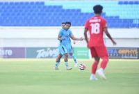 Gelandang Persela Lamongan memimpin serangan saat melawan Persipal Palu di Stadion Surajaya, Jumat (7/11/2025). Foto Dok Ho/RadarBangsa.co.id )