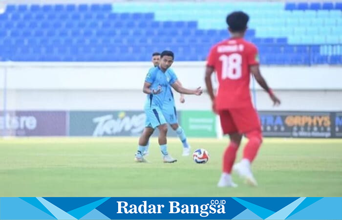 Gelandang Persela Lamongan memimpin serangan saat melawan Persipal Palu di Stadion Surajaya, Jumat (7/11/2025). Foto Dok Ho/RadarBangsa.co.id )