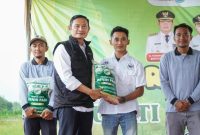 Bupati Lamongan) menyerahkan paket pertanian kepada petani dalam kegiatan pembinaan agribisnis di Lamongan. (Foto Dok Ho/RadarBangsa.co.id)
