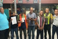 Anggota Polres Lamongan dan perangkat desa memberikan pembinaan kepada empat pelaku pungli parkir di JLU Deket. (Foto Dok Ho/RadarBangsa.co.id)