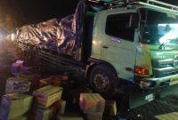 Petugas Polsek Babat mengevakuasi korban dan mengamankan lokasi kecelakaan di Jalan Raya Lamongan–Babat. (Foto Dok Ho/RadarBangsa.co.id)