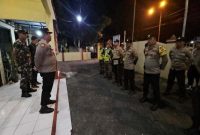 Kapolsek Tikung AKP Anang Purwo Widodo, S.H memimpin apel siaga skala besar gabungan di halaman Mapolsek Tikung sebelum melaksanakan patroli cipta kondisi Harkamtibmas, Sabtu malam (1/11/2025). (Foto Dok Ho/RadarBangsa.co.id)