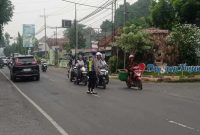 Anggota Polsek Tikung mengatur arus kendaraan pada kegiatan Commander Wish di pagi hari, memastikan lalu lintas aman dan tertib. (Foto Dok Ho/RadarBangsa.co.id)