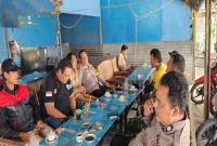Kapolsek Tikung AKP Anang Purwo Widodo, S.H., bersama Camat Tikung Sujirman saat memimpin kegiatan Dialogis Kamtibmas di Desa Tambakrigadung, Senin (3/11/2025). (Foto Dok Ho/RadarBangsa.co.id)