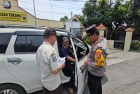Kapolsek Tikung AKP Anang Purwo Widodo (kanan) bersama petugas Bapenda memeriksa dokumen kendaraan warga saat operasi gabungan taat pajak kendaraan bermotor di halaman Mapolsek Tikung, Rabu (5/11/2025). (Foto Dok Ho/RadarBangsa.co.id)