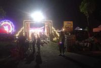 Petugas Polsek Tikung melakukan patroli dialogis dan pengaturan lalu lintas di kawasan Pasar Malam Lapangan Singoludro, Desa Bakalanpule, Kecamatan Tikung, Lamongan, Minggu malam.(Foto Dok Ho/RadarBangsa.co.id)