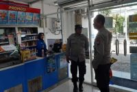 Polisi Polsek Tikung melaksanakan patroli dialogis menjaga harkamtibmas di Kecamatan Tikung Lamongan, Sabtu 8 November 2025 (Foto Dok Ho/RadarBangsa.co.id).