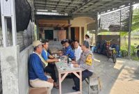 Kapolsek Tikung AKP Anang Purwo Widodo bersama Kanit Reskrim Ipda Andi Nurcahya dan Kepala Desa Botoputih Rudi saat patroli dialogis menjaga harkamtibmas di wilayah Kecamatan Tikung, Senin (10/11/2025). (Foto Dok Ho/RadarBangsa.co.id)