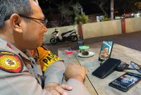Kapolsek Tikung AKP Anang Purwo Widodo, S.H. saat menyampaikan himbauan Kamtibmas kepada warga melalui siaran langsung di media sosial dari Mako Polsek Tikung, Sabtu malam (1/11/2025). (Foto Dok Ho/RadarBangsa.co.id)