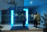 Petugas Polsek Tikung melakukan patroli malam di sekitar kantor BRI untuk memastikan keamanan wilayah tetap kondusif, Jumat (07/11/2025) tengah malam. (Foto Dok Ho/RadarBangsa.co.id)