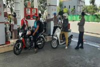 Petugas Polsek Tikung saat melaksanakan patroli dialogis di area SPBU. (Foto Dok Ho/RadarBangsa.co.id)